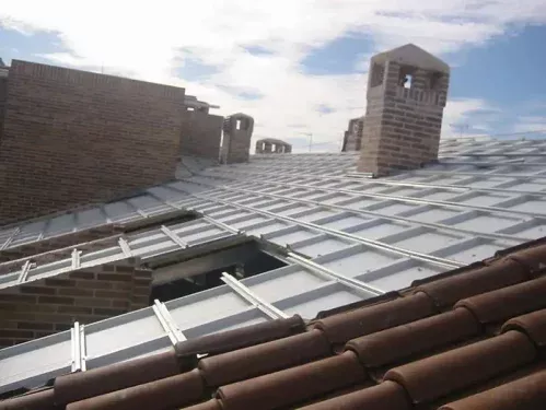 Diferentes tipos de paneles y tejas para el tejado de tu edificio en Madrid